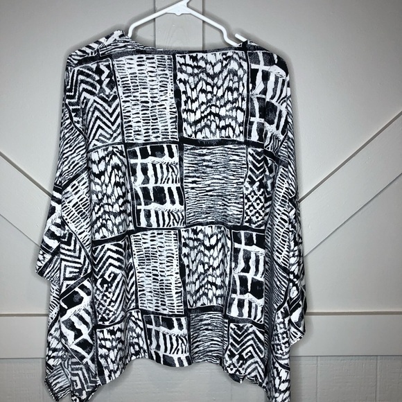 Chico’s Poncho Abstract Artsy Top - Picture 2 of 12